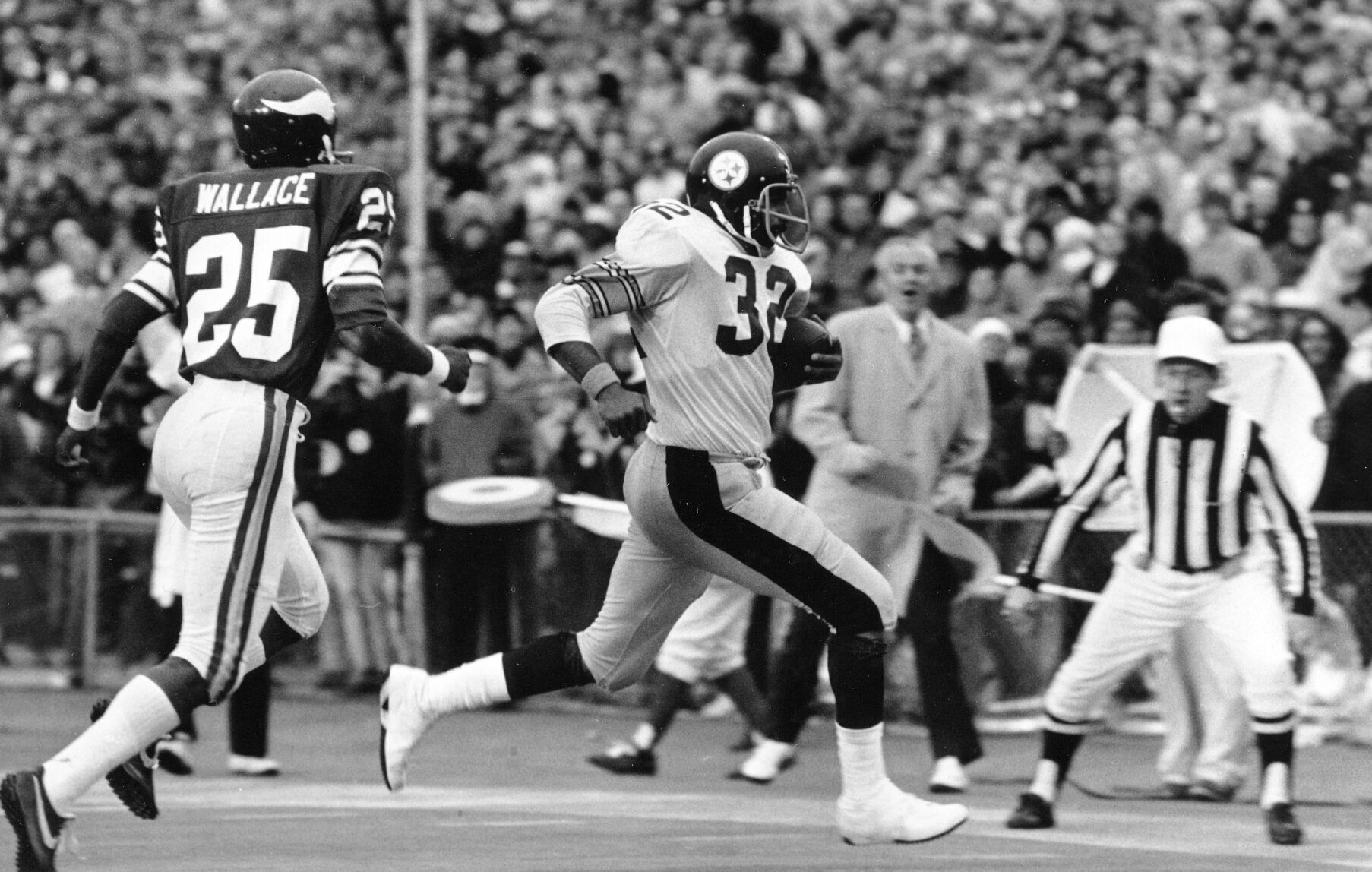 1975: Pittsburgh Steelers hand Minnesota Vikings their third Super Bowl defeat